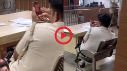 ऑन ड्यूटी पुलिस जवान मोबाइल पर टाइप कर रहा था कुछ ऐसा, किसी ने रिकॉर्ड करके Viral कर दिया Video, देखकर चौंक गए यूजर्स