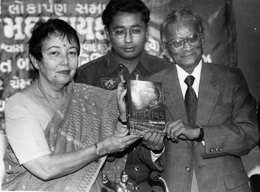 Anita Bose inaugurating the book on MAHANAYAK 