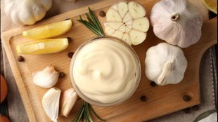How to make garlic curd, which foods avoid with Curd, curd health benefits, Yogurt benefits, garlic and Yogurt, how to consume Yogurt