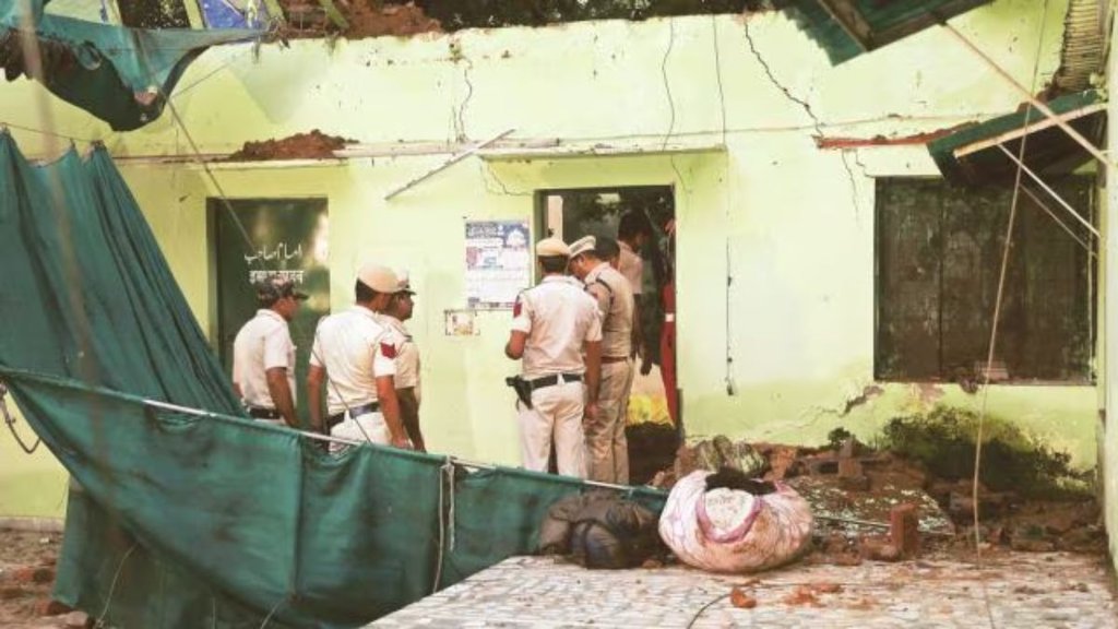 Humayun Tomb, Delhi, Nizamuddin, collapsed, tourists, humayuns tomb roof collapse,