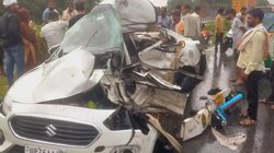 मैनपुरी में डिवाइडर से टकराकर दूसरी तरफ जा गिरी कार, एक ही परिवार के 5 लोगों की मौत, Viral Video देख खड़े हो जाएंगे रोंगटे