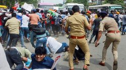 पटना: TRE-5 से पहले STET परीक्षा की मांग कर रहे अभ्यर्थियों पर पुलिस का लाठीचार्ज, कई घायल