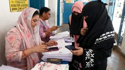 SIR पर बवाल: तीन लाख वोटरों को चुनाव आयोग का नोटिस, डॉक्यूमेंट्स में गड़बड़ी