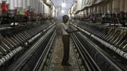 नोएडा, सूरत और तिरुपुर की टेक्सटाइल यूनिट्स ने रोका उत्पादन, ट्रंप के टैरिफ का असर