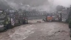 उत्तराखंड के चमोली में बादल फटने से भारी तबाही, कई लोग बताए जा रहे लापता