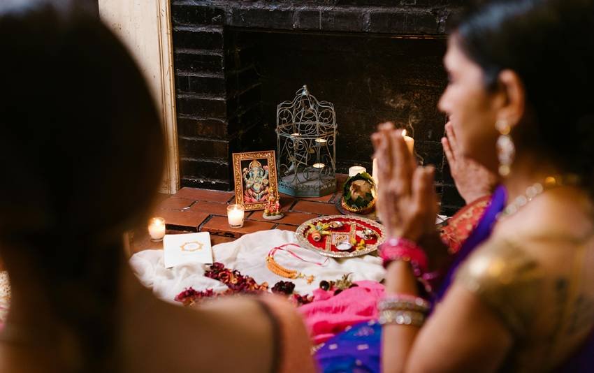 नवरात्रि में सुबह-शाम मां दुर्गा की पूजा-आरती की जाती है। लेकिन इस दौरान एक छोटा सा उपाय घर में सुख-समृद्धि ला सकता है। (Photo: Pexels)