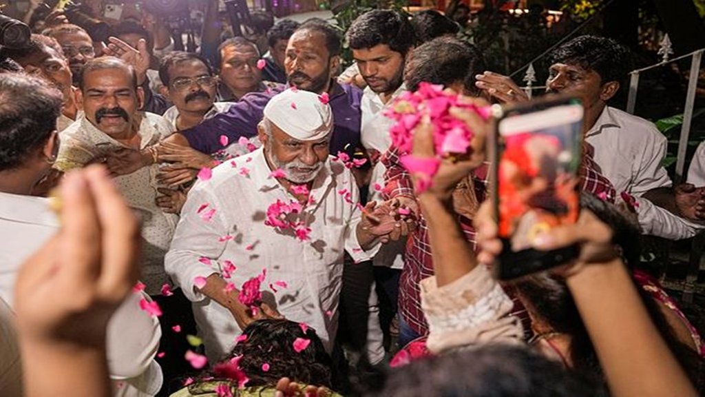 
बुधवार 3 सितंबर 2025 को जेल से रिहा होने के बाद मुंबई के दगड़ी चॉल स्थित आवास पर गैंगस्टर से राजनेता बने अरुण गवली का समर्थकों ने स्वागत किया। (फोटो- पीटीआई)