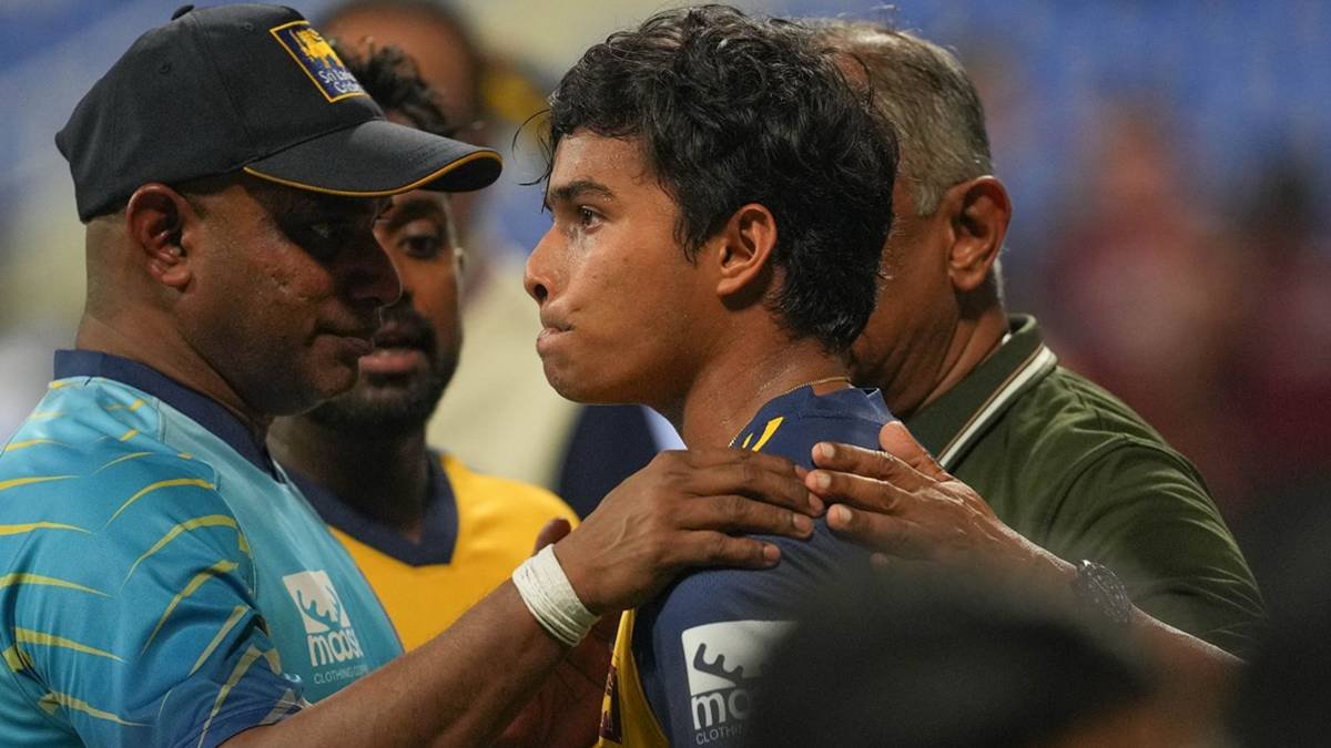 मातम में बदली खुशी: अफगानिस्तान पर जीत के बाद श्रीलंकाई क्रिकेटर को मैदान पर ही मिली पिता के मौत की खबर; Video देख टूट जाएगा दिल