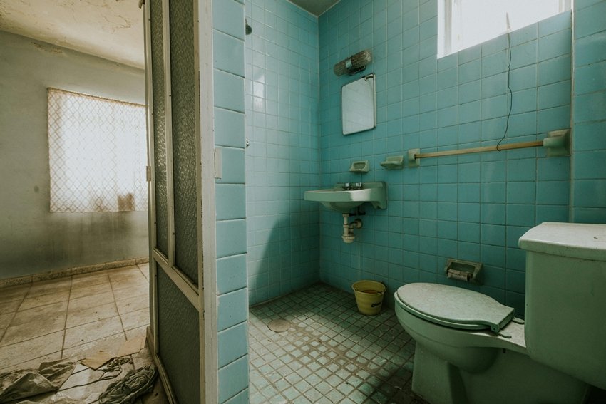 Bathroom Vastu Tips Avoid Wealth Loss and Health Issues