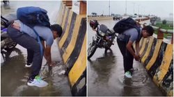 फ्लाईओवर पर जमा पानी को इस लड़के ने कुछ ऐसे किया साफ, फिर भी लोगों ने सुनाई खरी-खोटी; दिल जीत लेगा वायरल वीडियो