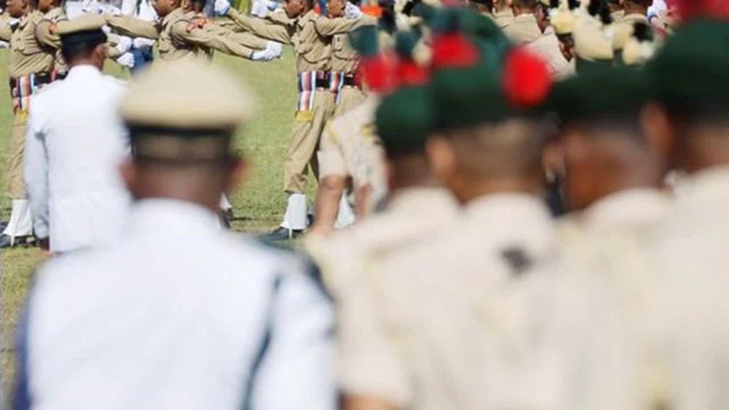 न्यायमूर्ति नागरत्ना ने मौखिक रूप से कहा, "आपको कोई योजना बनानी होगी। वे शिक्षित हैं और प्रवेश परीक्षा पास कर चुके हैं। अगर वे डेस्क जॉब कर सकते हैं, तो आपको जहां तक हो सके, उन्हें उनके निवास स्थान पर यह काम देना होगा।" (फोटो- अभिषेक साहा- इंडियन एक्सप्रेस)