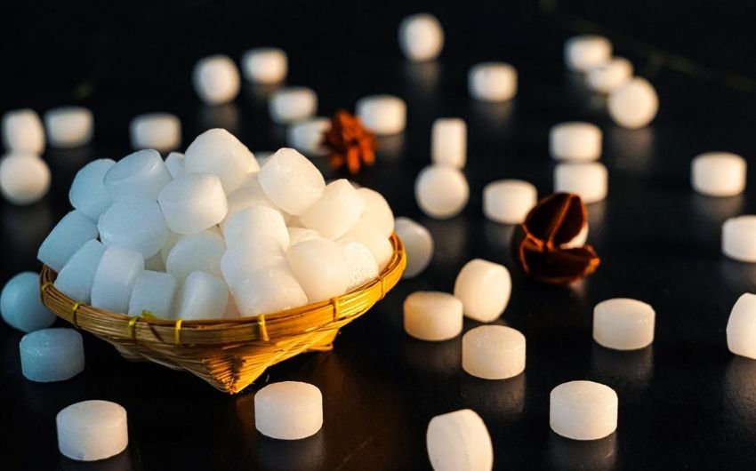 आप अपने घर में कपूर और नीम के तेल का दिया भी जला सकते हैं। इसको जलाने के लिए दीये में नीम का तेल डालें और इसमें एक कपूर को भी डाल लें। अब आप इसमें रुई की बत्ती को लगाएं और जला दें।  (Photo Source: Freepik)