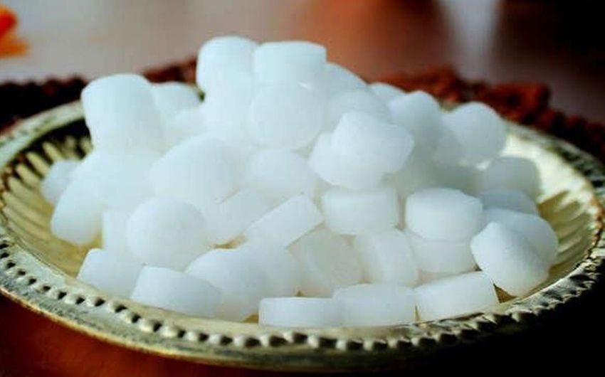 मच्छरों को आप कपूर और पानी के स्प्रे की मदद से आसानी से भगा सकते हैं। इसको भगाने के लिए आप दो कपूर को पानी में मिला लें। (Photo Source: Freepik)