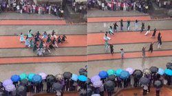 झमाझम बारिश के बावजूद नहीं टूटा लड़कियों का हौसला, पब्लिक प्लेस में किया शानदार डांस, छाता लिए देखते रहे लोग, Viral Video