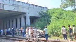 दिल्ली : फ्लाइओवर की रेलिंग तोड़ती हुई रेलवे ट्रैक पर गिरी कार, मच गई अफरा-तफरी, बाल-बाल बची ड्राइवर की जान
