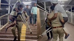 कहीं छूट न जाए ट्रेन इसलिए दिव्यांग बुजुर्ग को कंधे पर उठा कर दौड़ पड़ा RPF जवान, Viral Video में दिखी इंसानियत की सच्ची झलक