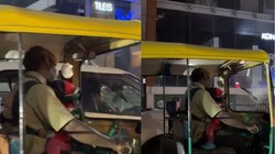 गोद में नन्ही बिटिया को लेकर ऑटो चलाते दिखे पिता, Viral Video देख भर आया यूजर्स का दिल, बोले – आदमी अपने परिवार के लिए…