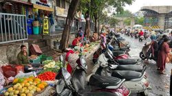 भारत की सड़कों पर पैदल चलने का अधिकार नहीं! फुटपाथों पर रेहड़ी वालों का कब्जा और खड़े वाहनों ने छीना हक