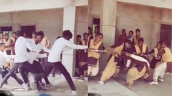 स्कूल में लड़के-लड़कियों के बीच रस्सा कस्सी का कंपटीशन, बच्चियों ने लगाया खूब जोर, किसकी हुई जीत, Viral Video देख यूजर्स हैरान
