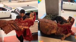 दुल्हन को गोद में उठाकर ला रहा था दूल्हा, सीढ़ी चढ़ते हुए ही हुआ धड़ाम, Viral Video में देखें फिर कैसे आई शामत
