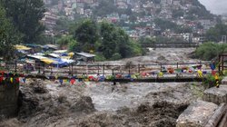 पूर्वी और पश्चिमी हवाओं के टकराव से हिमाचल व उत्तराखंड में भारी वर्षा, बादल फटने से बाढ़ और बार-बार मची तबाही