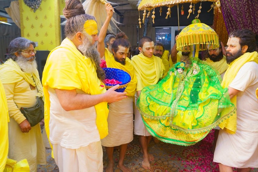 Hindu beliefs on idol purchase