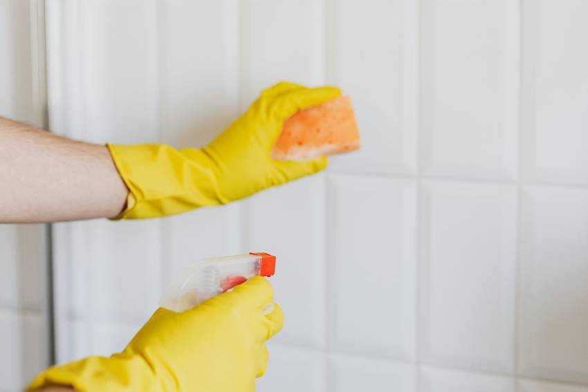 natural cleaning tips for bathroom tiles