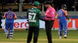 IND vs PAK: जीत के बाद भारतीय टीम के खिलाड़ियों ने पाकिस्तानी प्लेयर्स से नहीं मिलाया हाथ, मैदान पर साफ दिखी दुश्मनी