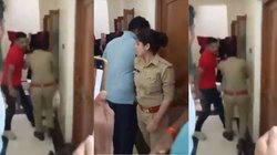 पुलिसवाले ने कांस्टेबल पत्नी को उसके सिपाही प्रेमी के साथ कमरे में इस हाल में पकड़ा, ताला तोड़कर पहुंचा अंदर तो मचा बवाल, देखें Viral Video