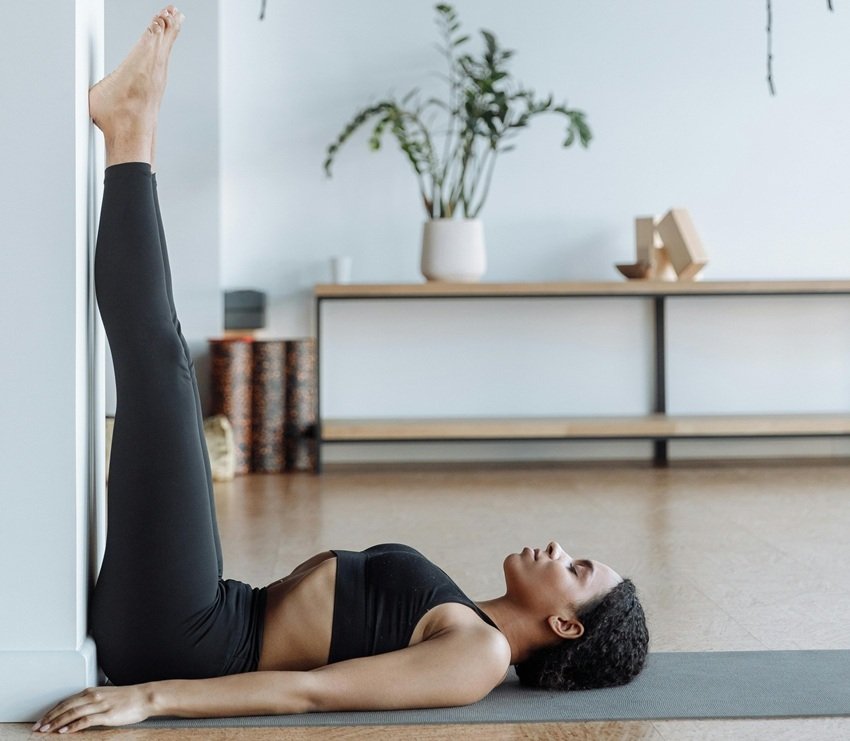 विपरीत करणी (Legs-up-the-wall Pose)विपरीत करणी में दीवार के सहारे पैर ऊपर रखें। यह तनाव कम करने और नींद सुधारने में मदद करता है।लाभ:रक्त संचार सुधारना, मानसिक शांतिकैसे करें:हिप्स दीवार के पास रखें, पीठ के बल लेटें और पैरों को दीवार के सहारे ऊपर रखें। 5 मिनट तक रहें।