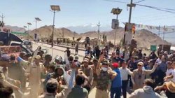 लद्दाख में राज्य के दर्जे की मांग को लेकर प्रदर्शन हिंसक, लेह में भाजपा कार्यालय में लगाई आग, पुलिस फायरिंग में 4 की मौत