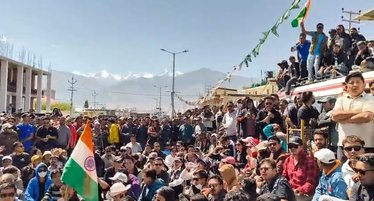 Ladakh Erupts in Violence: Protest for Statehood Turns Deadly, Sonam  Wangchuk ended his Hunger Strike - लद्दाख में हिंसा: राज्य का दर्जा और  संवैधानिक अधिकारों की मांग पर भड़का गुस्सा ...