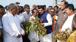 खुद उतरे खेतों में और अन्नदाताओं को लगाया गले, वायरल हो रहा मोहन यादव का ये अंदाज