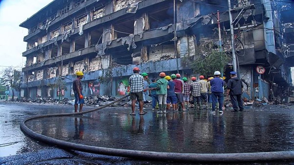 बुधवार, 10 सितंबर, 2025 को नेपाल के काठमांडू में भटभटेनी शॉपिंग सेंटर में तोड़फोड़ के बाद लगी आग को बुझाने के लिए काम करते लोग। (एपी फोटो)