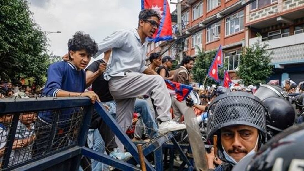 नेपाल में सत्ता के खिलाफ प्रदर्शन करते नाराज युवा। (पीटीआई फोटो)