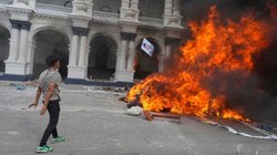नेपाल के पूर्व प्रधानमंत्री झलनाथ खनाल के घर में प्रदर्शनकारियों ने लगाई आग, पत्नी की मौत