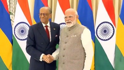 वाराणसी में पीएम मोदी ने किया रोड शो