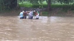 बार-बार की जा रही थी कॉल पर नहीं मिला कोई जवाब, गर्भवती महिला को खाट पर उठाकर कराना पड़ा नदी पार, 22 किमी दूर हॉस्पिटल में खड़ी मिली दो एम्बुलेंस