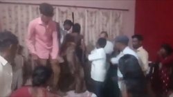 समोसा नहीं लाने पर भड़क गई नवविवाहिता, पति की जमकर की पिटाई, सास-ससुर को भी नहीं बख्शा, Viral Video