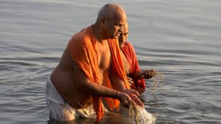 Pitru Paksha 2025, Pitru Paksha 2025 Date, When is Pitru Paksha 2025, Pitru Paksha ki Tithi, Shraddha ritual, ancestor worship, Pitr Paksha, priest, kusa grass, sesame seeds, barley, rice, sacred river, sunrise, spiritual painting, golden aura, divine light, forefathers’ blessings, nature harmony, Hindu tradition, श्राद्ध, पितृ पक्ष, तर्पण, पितृ पूजन, पिंडदान, कुशा घास, तिल, जौ, अक्षत, नदी किनारा, ब्राह्मण, सूर्य उदय, पूर्वज आशीर्वाद, दिव्य प्रकाश, सनातन परंपरा, धार्मिक चित्रकला, kusha til akshata ka Shraddha me mahatav