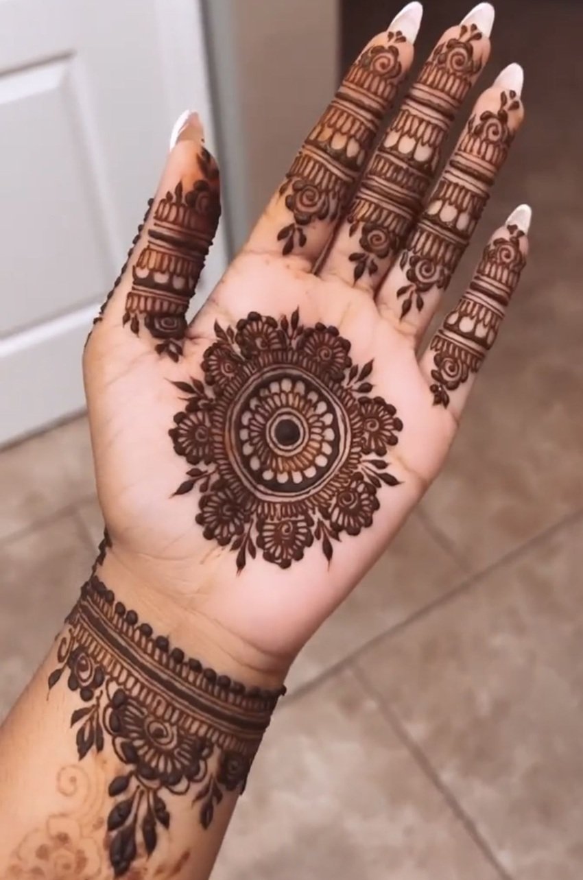 Quick Mandala Mehndi Designs to Adorn Your Hands in Just 5 Minutes