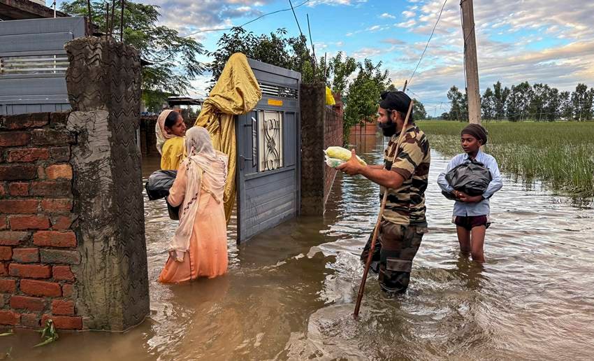 Randeep Hooda helps flood victims