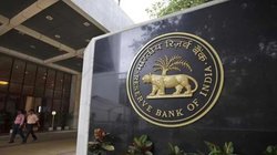 ट्रंप टैरिफ का झटका! रिकॉर्ड निचले स्तर पर पहुंचा रुपया, एक डॉलर के मुकाबले कितनी हुई कीमत