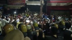 उत्तर प्रदेश में पैगम्बर साहब पर टिप्पणी को लेकर बवाल, मुस्लिम समुदाय ने घेरा थाना, पुलिस ने खदेड़ा- VIDEO