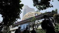 Share Market Today: शेयर बाजार में आज सपाट शुरुआत, हरे निशान पर खुले Sensex-Nifty, जानें शेयरों का हाल