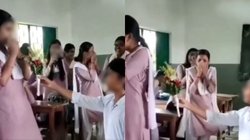 क्लासरूम में ये क्या हो रहा… कक्षा के अंदर चॉकलेट-फूल लिए आशिकी फरमाते दिखे छात्र-छात्रा, Viral Video देख यूजर्स दंग