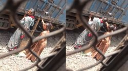 माल गाड़ी से अनाज चोरी कर रही थीं दो महिलाएं, किसी ने चुपके-से कर लिया रिकॉर्ड, Viral Video देख यूजर्स बोले – पेट की मजबूरी…