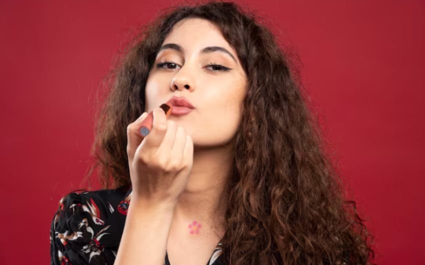 बार-बार लिपस्टिक के उपयोग करने से स्किन के पोर्स ब्लॉक हो सकते हैं। इससे होठों के आसपास पिंपल्स और ब्लैकहेड्स की समस्या बढ़ सकती है। (Photo: Freepik)