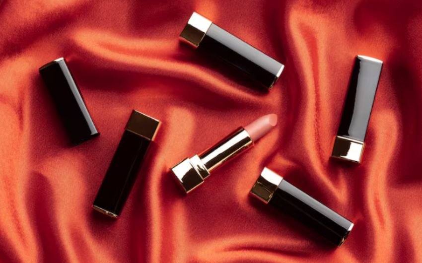 चेहरे की खूबसूरती को बढ़ाने के लिए महिलाएं तरह-तरह के प्रोडक्ट्स का उपयोग करती हैं। इसमें खासकर महंगी-महंगी क्रीम, काजल और यहां तक कि कई तरह की रंग-बिरंगी लिपस्टिक को भी लगाती हैं। (Photo: Freepik)