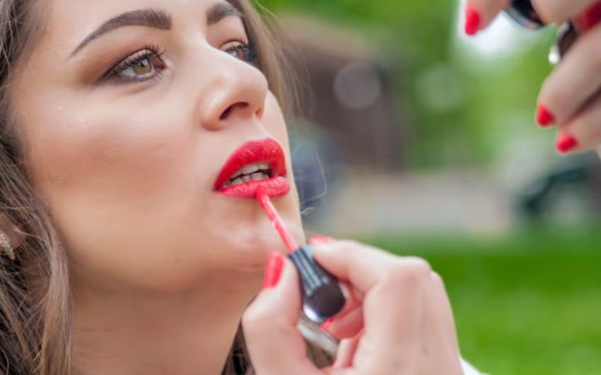 कई बार लिपस्टिक लगाने से होंठ और यहां तक कि चेहरे पर रैशेज, जलन और एलर्जी हो सकते हैं। खासकर सेंसिटिव स्किन वाली महिलाओं को इससे सावधान रहना चाहिए। (Photo: Freepik)